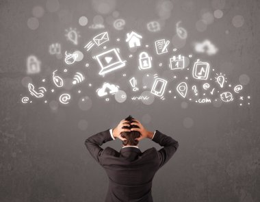 İş adamı modern simgelere ve sembollere bakıyor