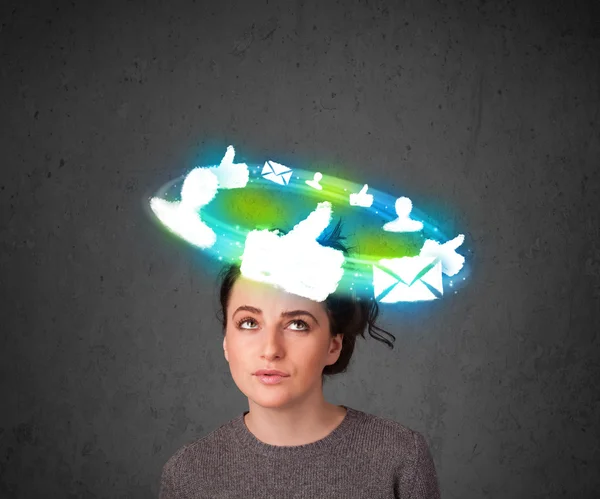 Jovem adolescente com ícones sociais em torno de sua cabeça — Fotografia de Stock