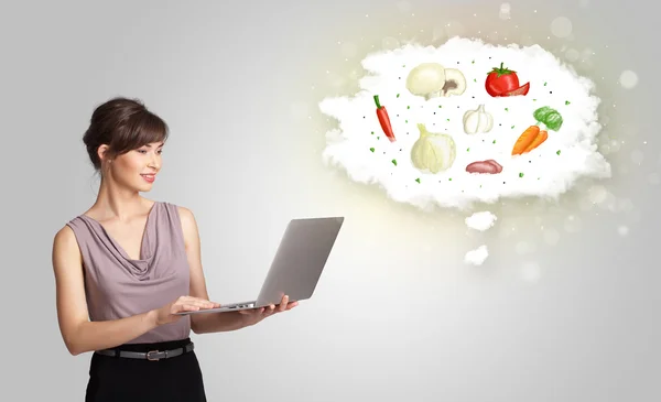 Mujer bonita presentando una nube de vegetales nutritivos saludables —  Fotos de Stock