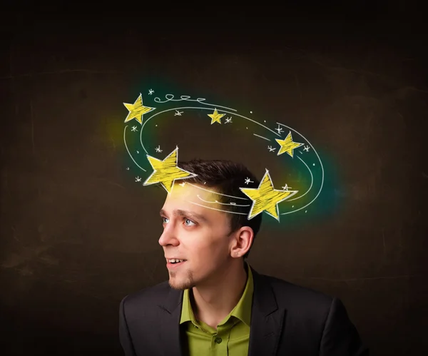 Νεαρός άνδρας με κίτρινα αστέρια circleing γύρω από το κεφάλι του — Φωτογραφία Αρχείου