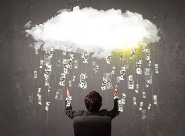 Homem de negócios de terno olhando para a nuvem com dinheiro caindo — Fotografia de Stock