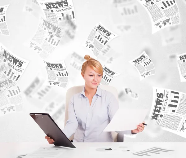 Mujer de negocios en el escritorio con periódicos bursátiles —  Fotos de Stock