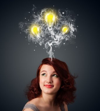 duman ve başının üstünde lightbulbs düşünceli kadınla