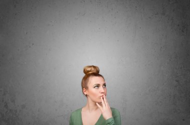 genç kadın kopya alanı ile el hareketi