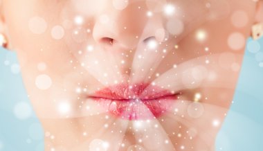 güzel kadının dudakları soyut beyaz ışıkları üfleme