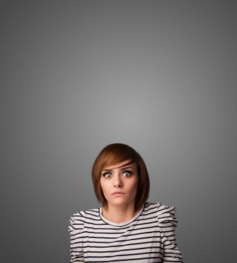 düşünceli genç kadın kopya alanı ile el hareketi