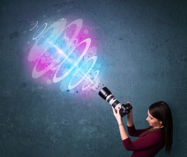 fotoğrafçı kız fotoğrafları güçlü ışık demeti ile yapma