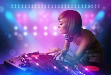 DJ karıştırma müzik turntable üzerinde sahne ışıkları ve 