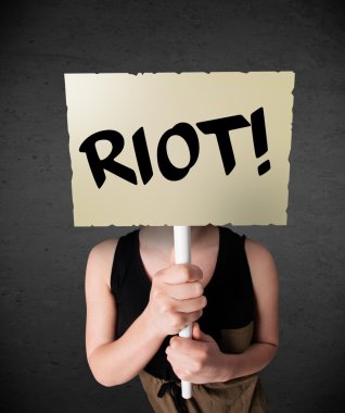 bir protesto işaret tutan genç kadın
