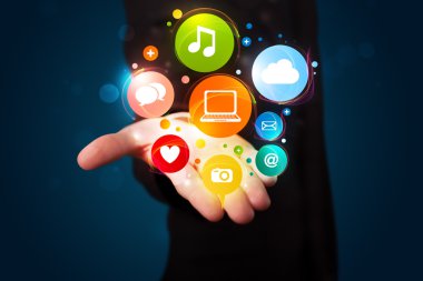 genç işadamı renkli teknoloji simgeleri ve işaret sunulması