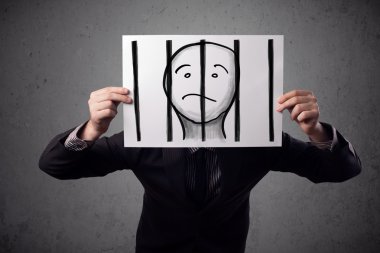 esir parmaklıklar arkasında bir kağıt üzerinde tutan işadamı
