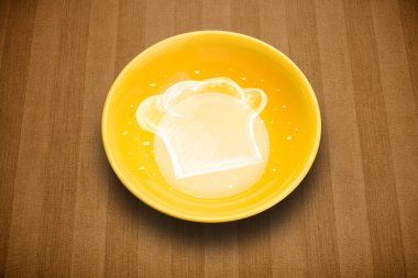 El çizimi beyaz şef sembollü renkli bir tabak. 