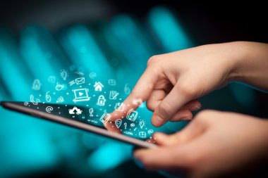 Tablet bilgisayarı üzerinde parmak işareti, sosyal medya kavramı