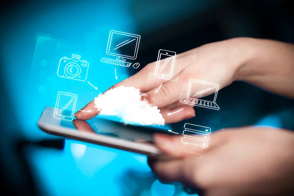 Tablet pc üzerinde parmak işareti, mobil bulut konsepti — Stok fotoğraf