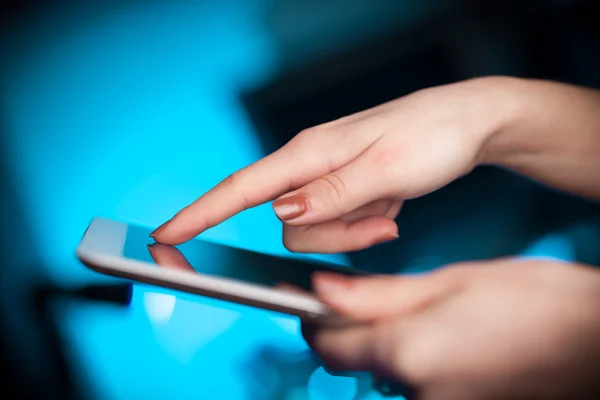 Finger pointing on tablet pc with empty space — Stock Photo, Image