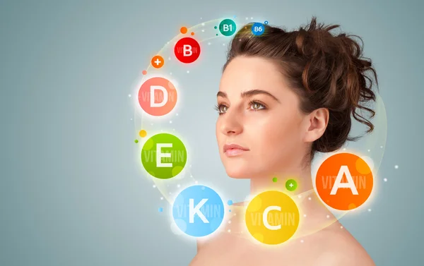 Menina bonita com ícones de vitaminas coloridas e símbolos — Fotografia de Stock