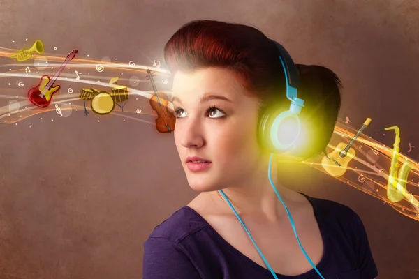 Молодая женщина с наушниками, слушая музыку — стоковое фото