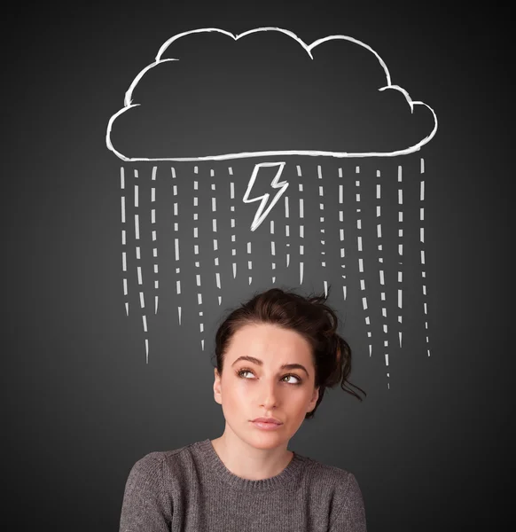 Jeune femme avec nuage de tonnerre au-dessus de sa tête — Photo