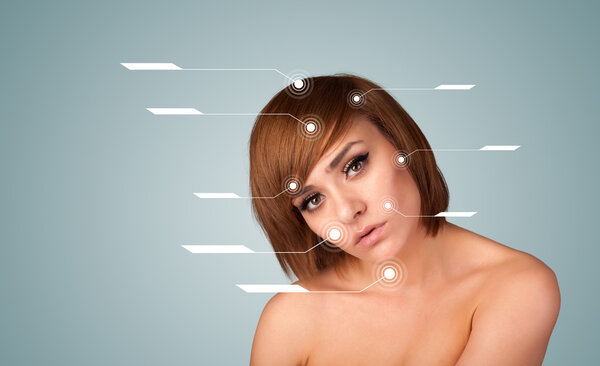 Молодая сексуальная девушка с современными стрелками для ухода за лицом
