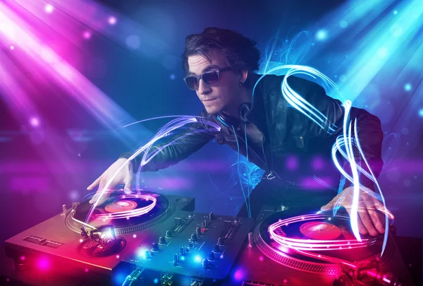 Energetischer DJ mischt Musik mit kraftvollen Lichteffekten — Stockfoto