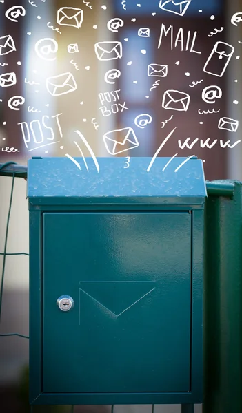 Buzón con iconos de correo dibujado a mano blanco —  Fotos de Stock