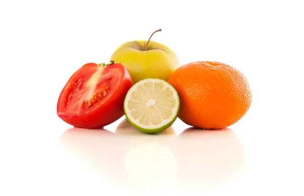 Frutas frescas tropicales saludables sobre fondo blanco —  Fotos de Stock
