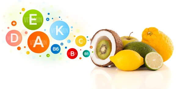 Gezond fruit met kleurrijke vitaminesymbolen en iconen — Stockfoto