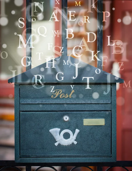 Briefkasten mit Briefen kommt heraus — Stockfoto