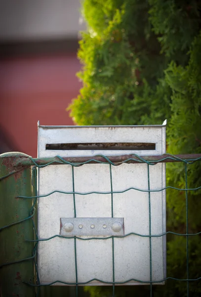 Avvicinamento di una cassetta della posta sulla strada — Foto Stock
