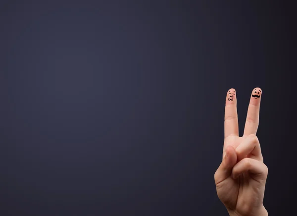 Glückliche Smiley-Finger beim Blick auf die leere Wand — Stockfoto