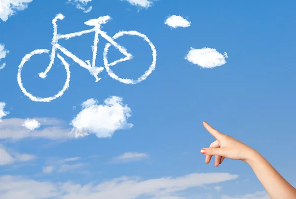 Mano apuntando a las nubes de bicicleta en el cielo azul — Foto de Stock