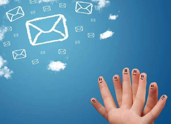 Glückliche Smiley-Finger beim Anblick von Mail-Icons aus Wolken — Stockfoto