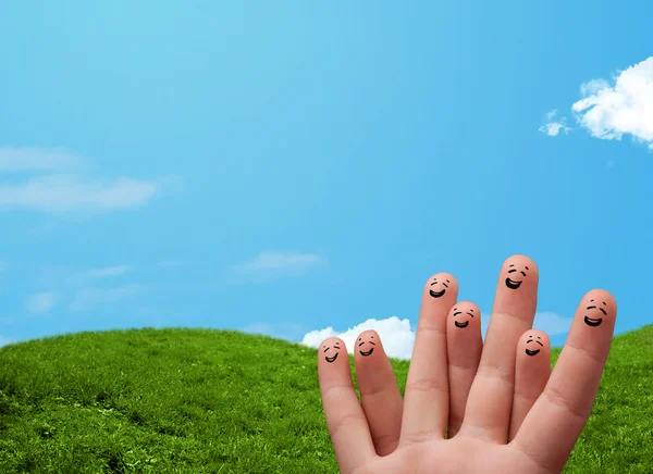 Веселые улыбки на пальцах на фоне пейзажа — стоковое фото
