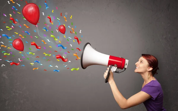 Jeune fille s'amuser, criant en mégaphone avec des ballons — Photo