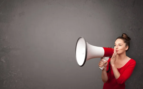 Flicka skrika i megafon på kopia utrymme bakgrund — Stockfoto