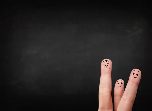 Glückliche Smiley-Finger blicken auf leere schwarze Tafel — Stockfoto