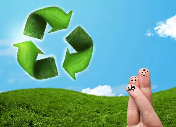 Dedos feliz sonriente mirando la hoja verde reciclan signo — Foto de Stock