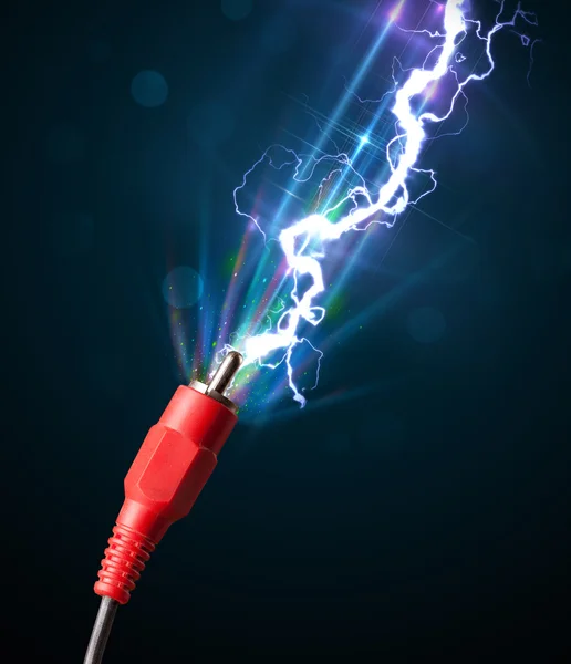 Câble électrique avec éclair électrique lumineux — Photo