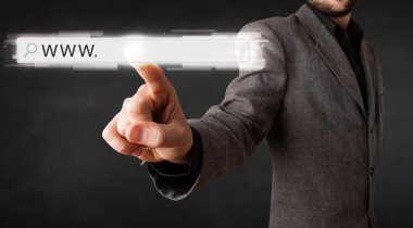 Genç işadamı www işareti ile web tarayıcı adres çubuğuna dokunuyor