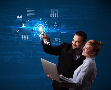genç iş çift gelecekte web teknolojisi düğmeleri dokunarak ve