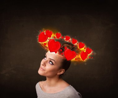 Kafasında kalp çizimleri olan genç bir kız.