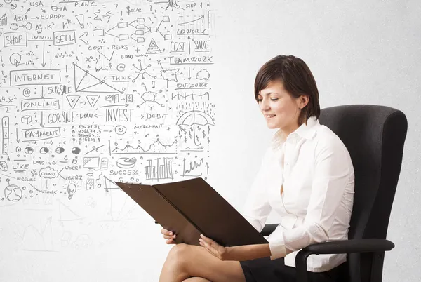 Mujer joven bosquejando y calculando pensamientos — Foto de Stock