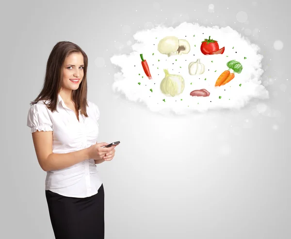 Красива жінка представляє хмару здорового харчування овочів — стокове фото