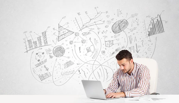 Zakenman aan bureau met handgetekende grafieken — Stockfoto