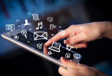 Tablet bilgisayarı üzerinde parmak işareti, sosyal medya kavramı