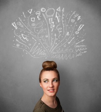 genç kadın başının üstünde kabataslak oklarla düşünme