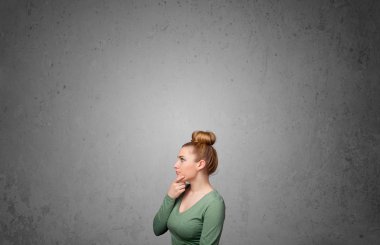 genç kadın kopya alanı ile el hareketi