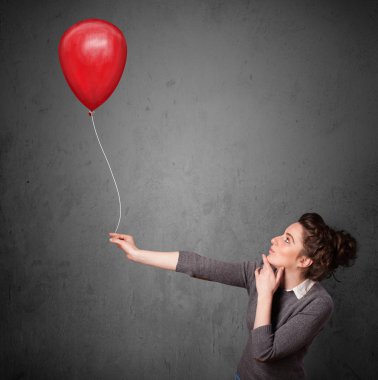 Kırmızı balon tutan kadın