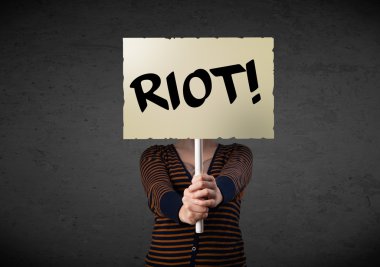bir protesto işaret tutan genç kadın