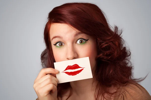 Glücklich hübsche Frau hält Karte mit Kuss Lippenstift Marke — Stockfoto